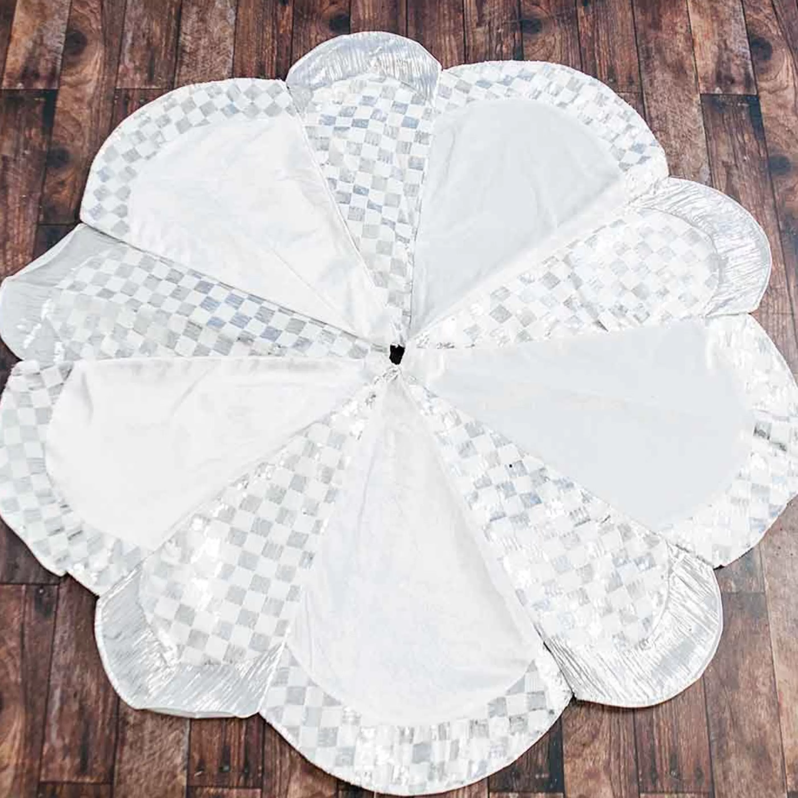 Discount * Silver White Tree Skirt - 120Cm